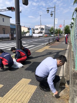 ☆周辺道路清掃を行いました☆
